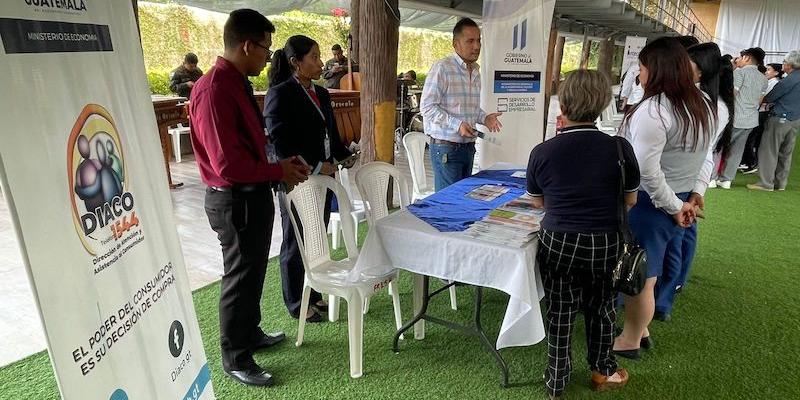Emprendedores participan en Expo Becas Tour 2023, en Jutiapa