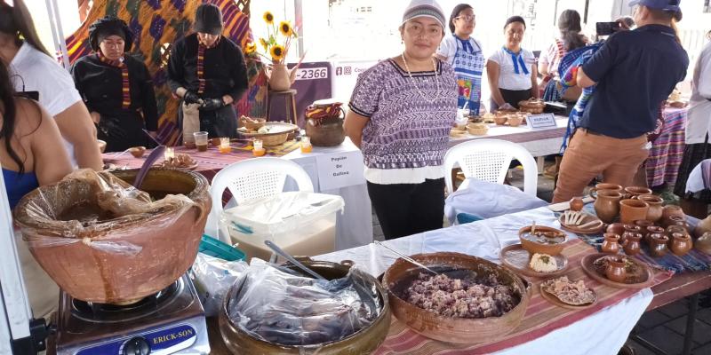 Emprendedores muestran sus productos en feria gastronómica en Chimaltenango
