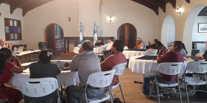 Emprendedores de Sololá reciben capacitación sobre licencias y registros sanitarios