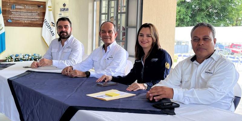Mesa principal que participó en taller de planificación abierta.