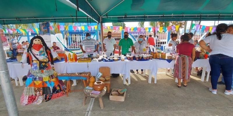 emprendedores participan en feria intermunicipal y festival de cultura en Sayaxché, Petén