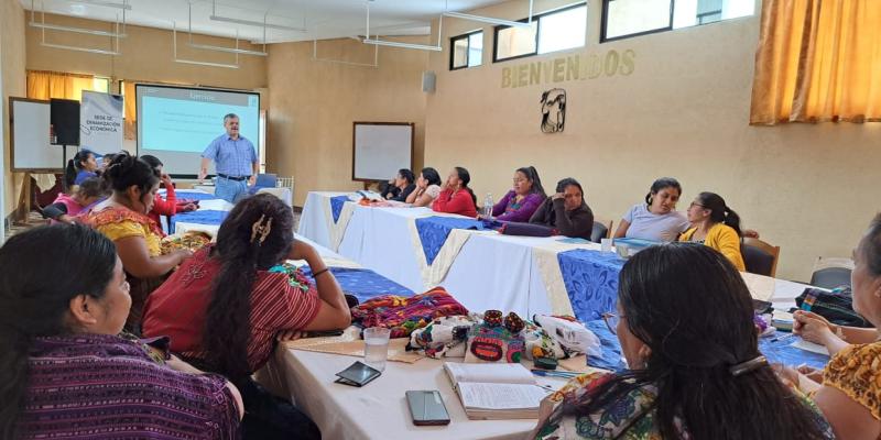 empresarios participan en capacitación de servicio al cliente en Sololá