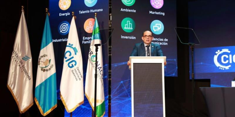 El viceministro de Asuntos Registrales, Juan Carlos Pellecer, participó en la conferencia de prensa de lanzamiento. 