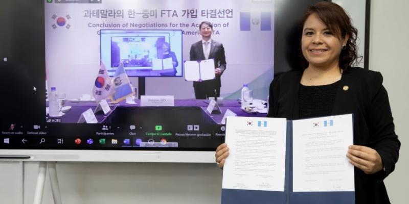 La ministra de Economía, Luz Pérez, presidió la firma.