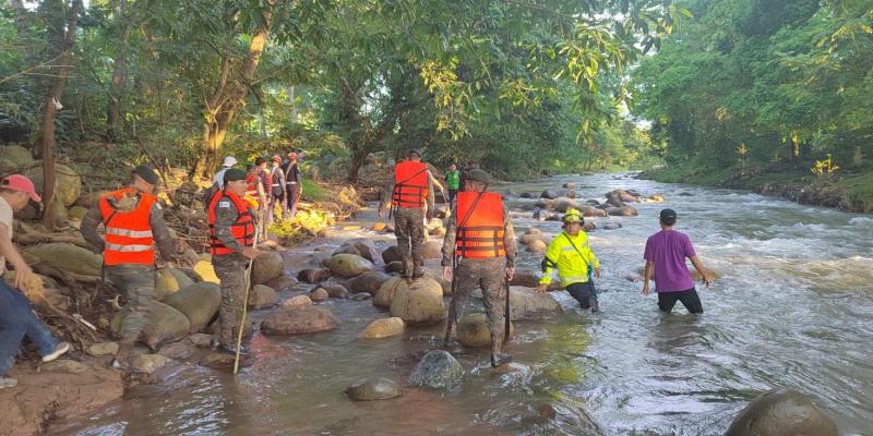 Ejército de Guatemala apoya las tareas de búsqueda y rescate de dos menores en el río Camarón.