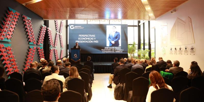 Viceministro de Inversión y Competencia del MINECO, José Prado, brinda presentación sobre perspectivas económicas y de inversión