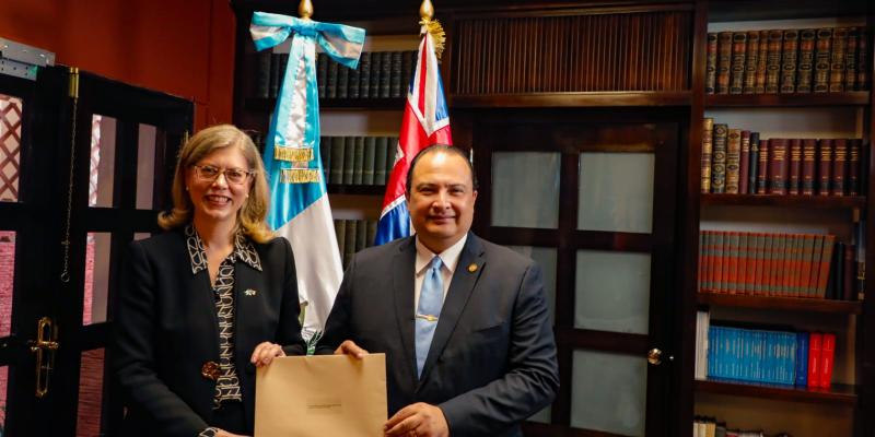 Embajadora de Australia presenta copias de estilo al canciller de Guatemala 