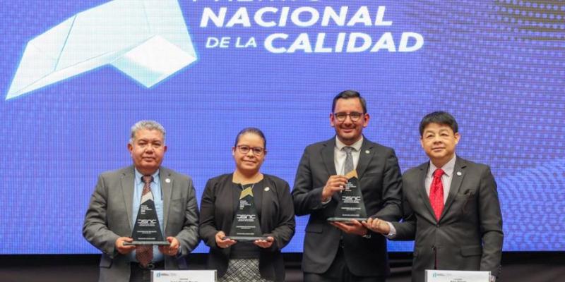 La ministra de Economía, Luz Pérez, acompañada de los viceministros de Desarrollo de la Mipyme, Rodolfo De León (primero de Izq. a Der.); José Prado, viceministro de Inversión y Competencia (tercero de Izq. a Der.) y del director del Sistema Nacional de la Calidad, Alexander Pineda (cuarto de Izq. a Der.); presidió el evento. 