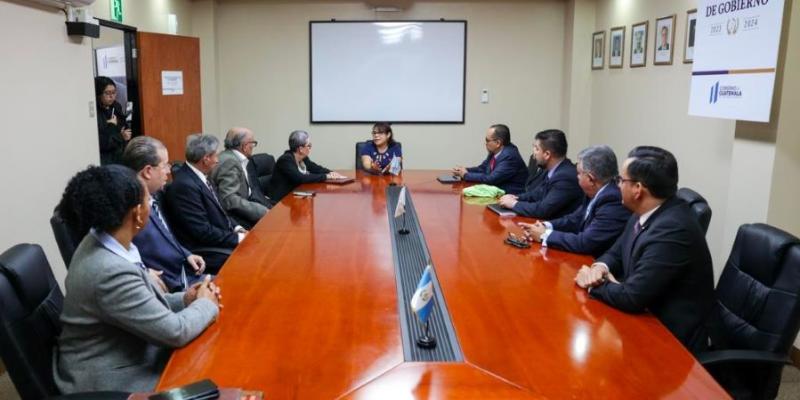 La ministra de Economía, Luz Pérez (cabecera de la mesa), presidió la reunión.