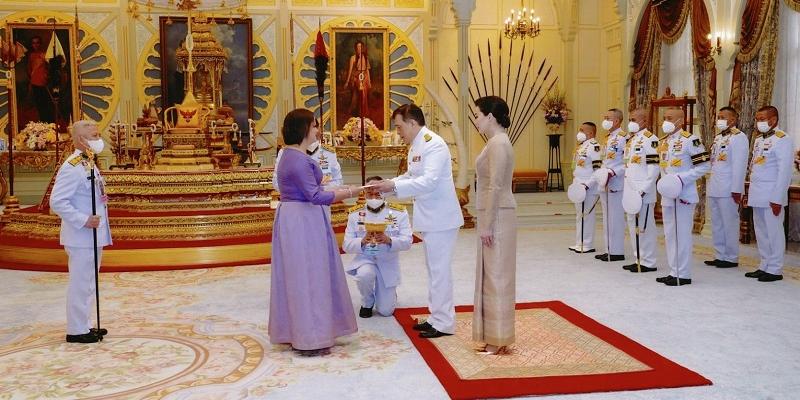 Embajadora de Guatemala entrega cartas credenciales al rey de Tailandia 