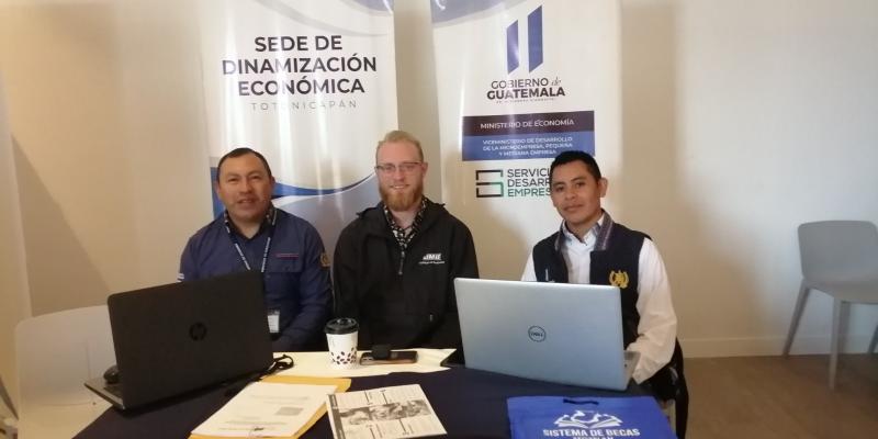 Equipo de trabajo del Mineco participa en la Expo Becas de Totonicapan