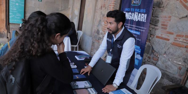 Acercan oferta educativa a guatemaltecos de la región Centro