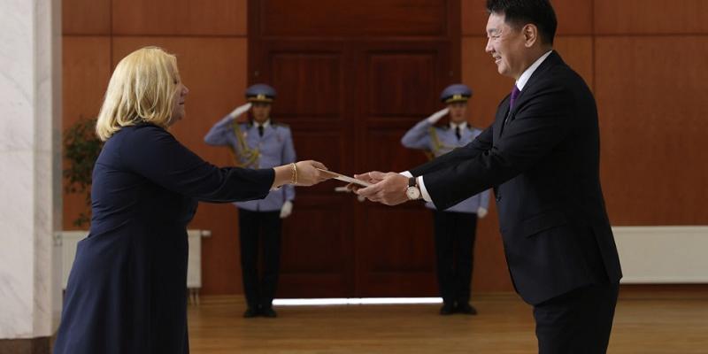 Embajadora de Guatemala presenta cartas credenciales al presidente de Mongolia 