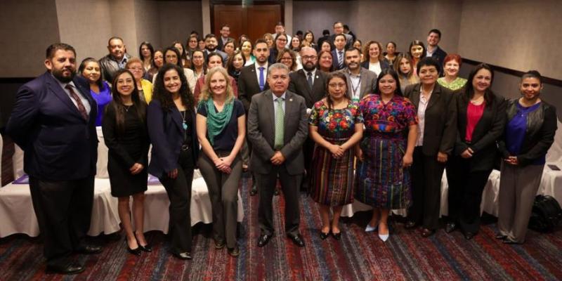 El viceministro de Desarrollo de la MIPYME (centro), Rodolfo De LEÓN, durante su participación en el evento.