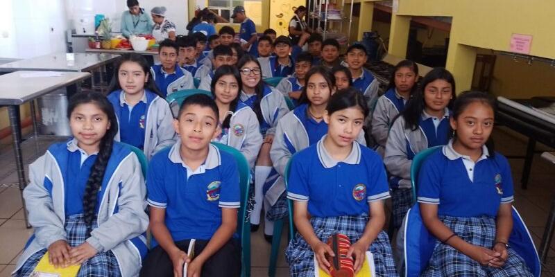 Estudiantes de Panajachel son capacitados sobre la importancia de una buena alimentación
