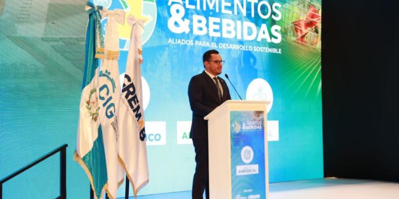 El viceministro de Inversión y Competencia, José David Prado, durante su intervención. 