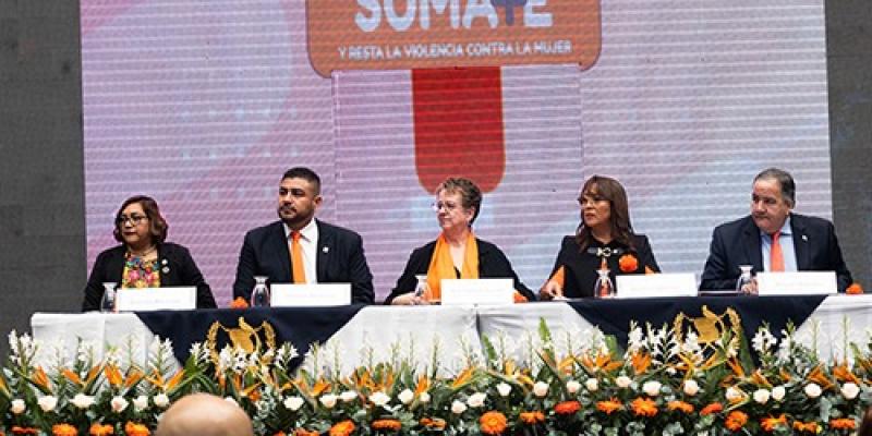 Autoridades en Mesa Principal