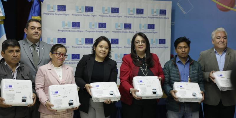 Ministra de Economía hace entrega de equipo de computo al Mineduc