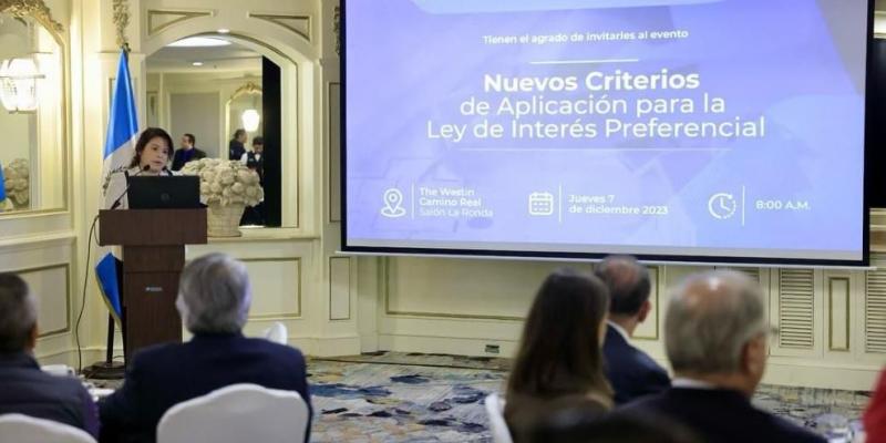La ministra de Economía, Luz Pérez, durante su participación en el evento.