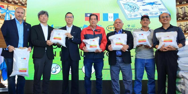 Capacitan a agricultores en el uso de drones y producción de semilla mejorada