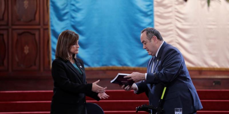 Presidente Giammattei entrega informe de transición a Vicepresidente electa