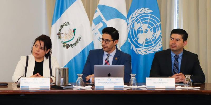 La ministra de Economía, Luz Pérez; Alvaro Díaz, Gerente del Instituto Nacional de Administración Pública (INAP) y  José Miguel Barreto,  Coordinador Residente de las Naciones Unidas para Guatemala.