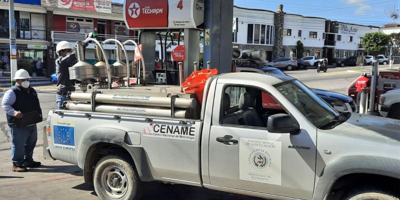Vehículo de Calibración del Cename, realizando operativo de verificación de combustibles