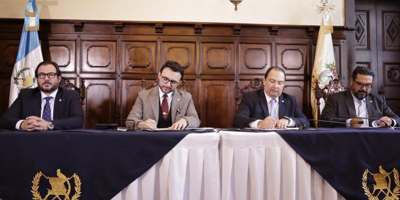 Autoridades en la firma de convenio