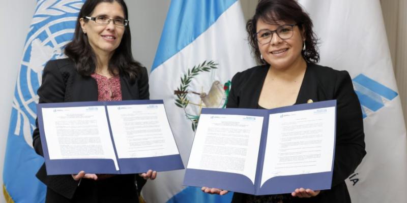 De izquierda a derecha se observa a la  la representante de País de ONU Mujeres Guatemala, Gloria Carrera y a la ministra de Economía, Luz Pérez.