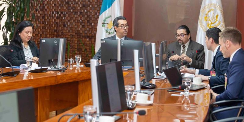 Autoridades del Minfin presentan perspectivas fiscales 2024 a calificadora de riesgo Fitch Ratings