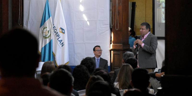 Presentación del secretario general de Planificación, Carlos Mendoza, ante personal de SEGEPLAN.
