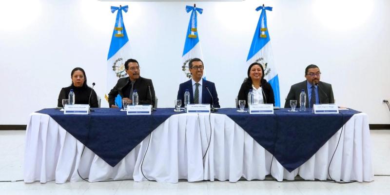 Ministro Menkos Zeissig presenta a su equipo de trabajo