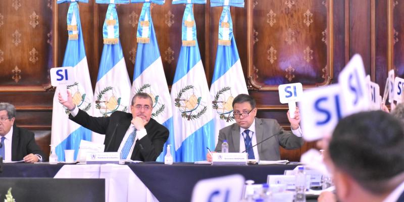 Presidente Bernardo Arévalo y secretario general de Planificación Carlos Mendoza.