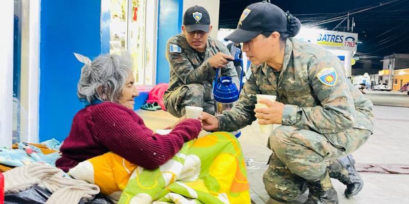 Ejército entrega ayuda humanitaria durante la época de frío.