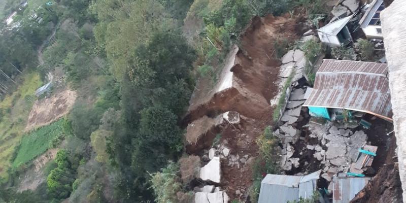 EJÉRCITO DE GUATEMALA ASISTE A FAMILIAS AFECTADAS POR DESLIZAMIENTO DE TIERRA EN PALENCIA