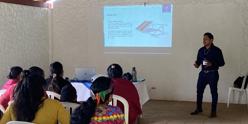 MEM imparte capacitación sobre energía renovable a grupo de mujeres de Cubulco
