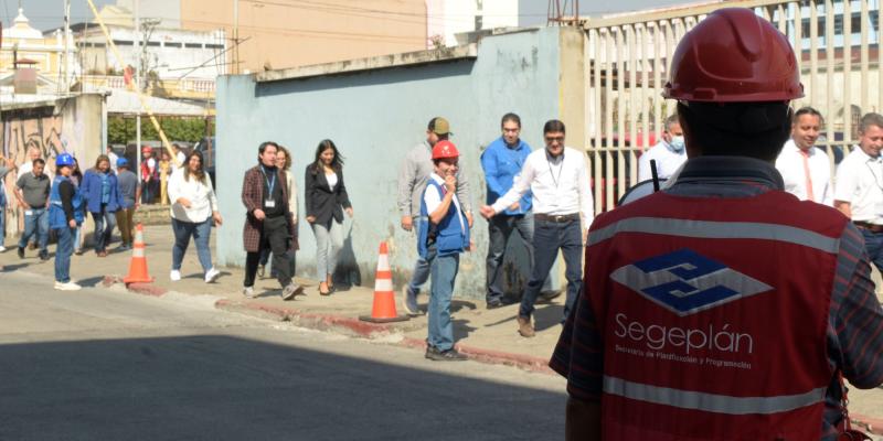 Personal de SEGEPLAN reingresa a instalaciones luego de participar en macrosimulacro.