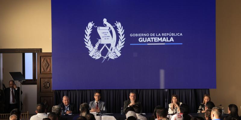 Ministro de Finanzas Públicas se reúne con alcaldes y alcaldesas 