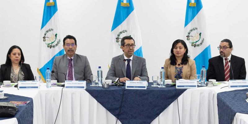 El ministro de Finanzas Públicas abre diálogo con medios de comunicación 