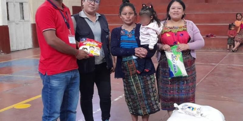 Niños con desnutrición aguda reciben alimentos