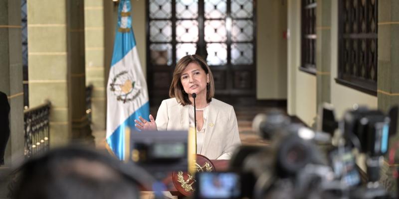 Presidenta en funciones Karin Herrera ofreció conferencia de prensa 