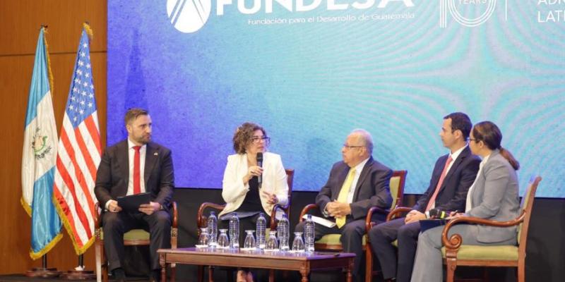 La ministra de economía, Gabriela García, durante su participación en el evento.