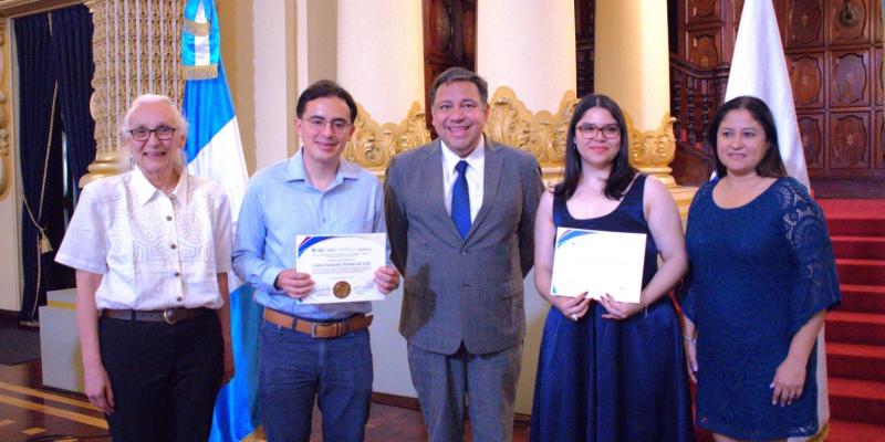 Integrantes del Consejo Académico y los dos acreedores de la Beca Myrna Mack 2024.