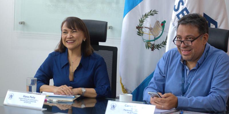 Subsecretaria de Cooperación, Iliana Peña, y secretario general de Planificación, Carlos Mendoza.