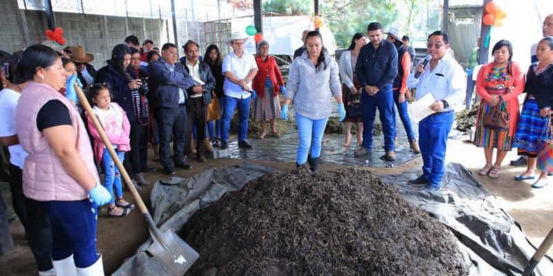 El abono orgánico enriquece el suelo y los cultivos