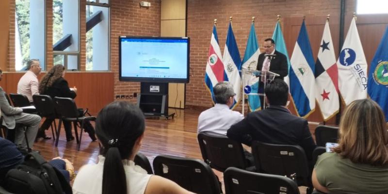 El viceministro de Integraciòn y Comercio Exterior, Héctor José Marroquín Mora, durante su particiipaciòn en la reuniòn.