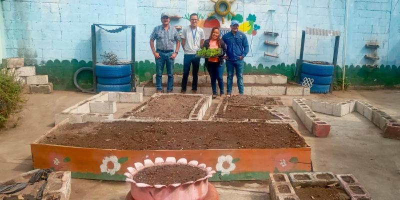 Estudiantes aprender a cultivar en Huertos Escolares Pedagógicos
