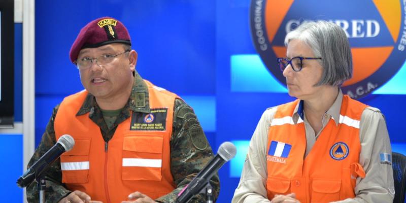 Henry Saenz, Ministro de la Defensa Nacional y la Secretaria Ejecutiva de Conred Claudinne Ogaldes 