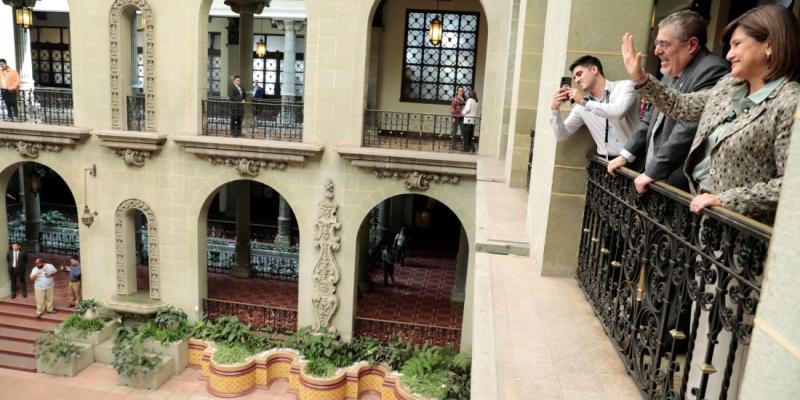 Binomio presidencial saludan a los guatemaltecos que visitan el Palacio Nacional de la Cultura.