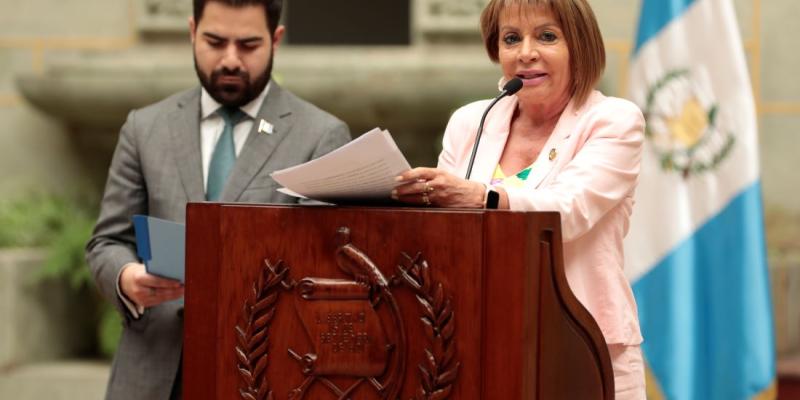 Ministra de Comunicaciones Jazmín de la Vega y el Comisionado Contra la Corrupción Santiago Palomo